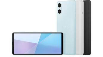 Xperia 10 VI von vorne liegend, daneben drei Farbvarianten stehend von hinten in Blau, Grau und Schwarz