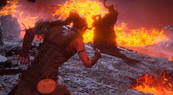 Sensua kämpft gegen Gegner während Feuer um sie herum lodert