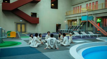 Im Aufenthalsraum von The 8 Show istzen