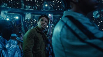 In Trap: No Way Out steht Cooper in der Menschenmenge auf dem Konzert.