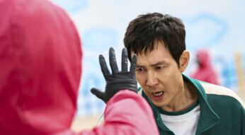 Lee Jung-jae als Seong Gi-hun und Lee Byung-hun als Hwang In-ho in einer Szene von "Squid Game".