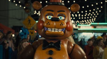 Auf dem Bild aus dem Film Five Nights at Freddy’s 2 ist die animatronische Figur Freddy im Zentrum zu sehen.