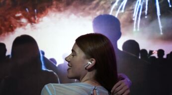 Frau trägt Galaxy Buds3 Pro im Club