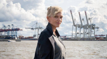 Schauspielerin Anna Loos vor der Kulisse des Hambruger Hafens