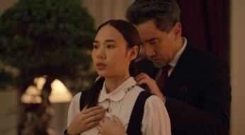 Mann legt junger Frau eine Halskette um.