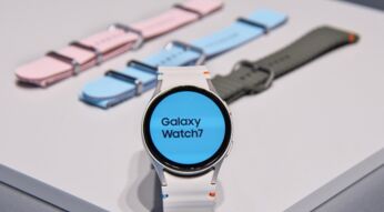 Eine Smartwatch und drei Armbänder in der Auslage.