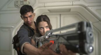 Archie Renaux und Cailee Spaeny in "Alien: Romulus"