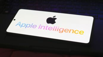 Ein iPhone zeigt den Namen Apple Intelligence auf dem Display