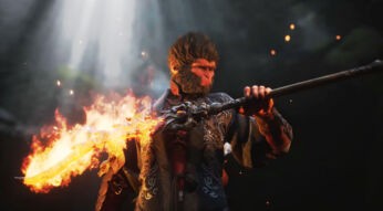 Der Protagonist aus Black Myth: Wukong hält die Waffe eines Bosses in seinen Händen