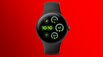 Auf dem Bild ist die Pixel Watch 3 von Google zu sehen. Die Smartwatch hat ein rundes, schwarzes Gehäuse mit einem farbigen Display, das die Uhrzeit sowie verschiedene Fitness- und Gesundheitsdaten wie Schritte, Herzfrequenz und Temperatur in grünem Text auf schwarzem Hintergrund anzeigt. Der Hintergrund des Bildes ist leuchtend rot, was die Uhr besonders hervorhebt.
