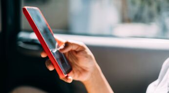 Frau tippt auf ihrem iPhone