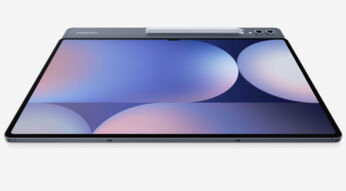 Das Tablet Galaxy Tab S10 Ultra mit Eingabestift vor hellem Hintergrund.