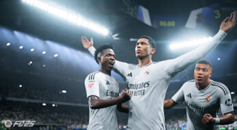 Auf dem Bild vom EA FC 25-Test sind drei Real Madrid-Spieler in jubelnder Pose zu sehen. In der Mitte steht Jude Bellingham mit ausgestreckten Armen und entschlossenem Blick. Links neben ihm jubelt Vinícius Júnior mit erhobener Faust und offenem Mund. Rechts ist Mbappe , der ebenfalls jubelt und nach vorne schaut. Die Spieler tragen weiße Real Madrid-Trikots mit der Aufschrift "Emirates - Fly Better". Im Hintergrund ist ein beleuchtetes Stadion mit einer Menschenmenge zu sehen.