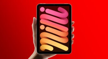 Menschliche Hand hält das iPad mini 7 hoch.