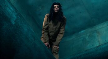 Milena Smit als Perempuán in "Der Schacht 2".