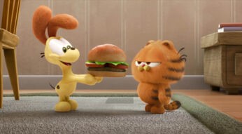 Der animierte Hund Odie reicht dem Kater Garfield einen Burger.