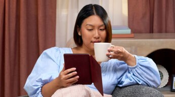 Frau liest E-Book auf dem Kindle Paperwhite Signature