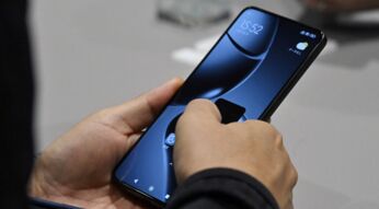 Hand hält das Xiaomi 14T