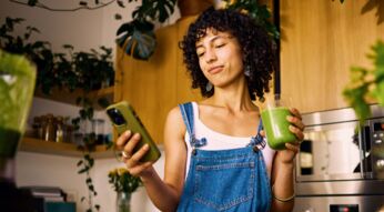 Frau schaut auf ihr iPhone