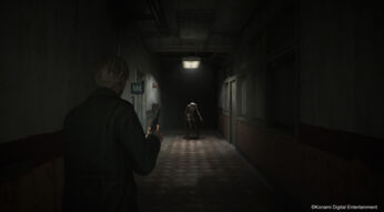 Auf dem Bild aus Silent Hill ist ein Mann mit einer Pistole in der Hand zu sehen, der durch einen düsteren Krankenhausflur geht. Vor ihm steht ein unheimliches Monster in einer Krankenschwestern-Uniform, das bedrohlich in seine Richtung blickt. Die düstere Atmosphäre und die schummrige Beleuchtung unterstreichen die angespannte Stimmung und typische Horror-Elemente der Silent Hill-Spiele.