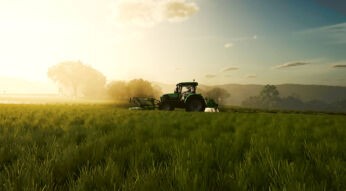 Ein grüner Traktor fährt auf einem Feld im Landwirtschafts-Simulator 25