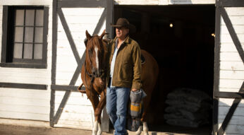 Auf dem Bild in dem Artikel über die Yellowstone Reihenfolge, ist zu sehen, wie ein Mann mit einem Pferd aus einem Stall läuft.