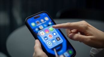 Menschliche Hand tippt auf Instagram-App auf iPhone.