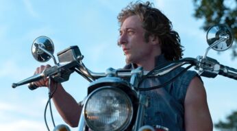 Jeremy Allen White sitzt auf einem Motorrad im Film "The Iron Claw".