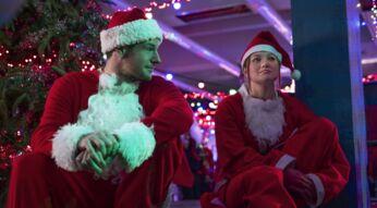 Connor Swindells und Olivia Holt in Santa-Claus-Kostümen im Weihnachtsfilm "Jingle Bell Heist"