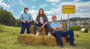 Der Cast von "Mord mit Aussicht" posiert vor einem Ortsschild für Hengasch im Landkreis Liebernich.