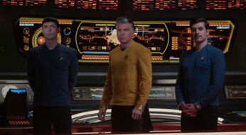 Auf dem Bild in den GigaTV-Highlights im Januar 2025 ist eine Szene aus der Serie Star Trek: Strange New Worlds zu sehen. Im Zentrum steht Captain Christopher Pike, gespielt von Anson Mount, in einer gelben Uniform, flankiert von Spock (Ethan Peck) und George Samuel Kirk (Dan Jeannotte), beide in blauen Uniformen.