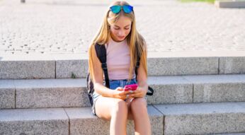 Mädchen mit Smartphone