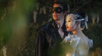 Luke Thompson als Benedict Bridgerton und Yerin Ha als Sophie Baek in Staffel 4 der Serie "Bridgerton".