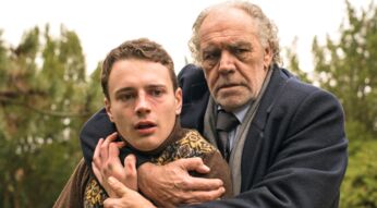 Borchert (Christian Kohlund, re.) hält Julian (Johannes Meister) in "Der Zürich-Krimi: Borchert und der verlorene Sohn" zurück.