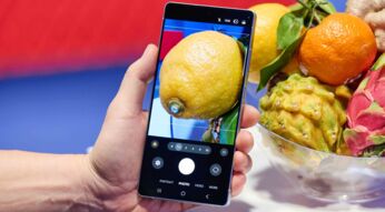 Mann nimmt mit dem Galaxy S25 Ultra ein Foto von einem Obstkorb auf