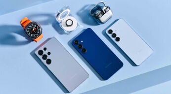 Das Galaxy S25, S25+ und S25 Ultra vor hellblauem Hintergrund