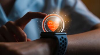 Frau tippt auf ihre Smartwatch.