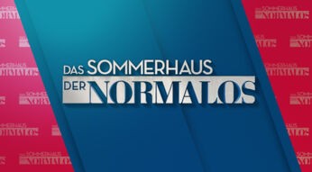 Das Bild zeigt das Logo der Sendung „Das Sommerhaus der Normalos“ 2025. Der Schriftzug ist in silberner, markanter Typografie auf einem blauen Hintergrund dargestellt, der rechts und links von roten Flächen mit demselben Schriftzug eingerahmt wird. Die Komposition wirkt modern und ansprechend, mit klaren Linien und einem frischen Farbschema.