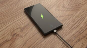 Ein Logo für den Laden des Akkus ist auf dem Display eines Android-Handys zu sehen.