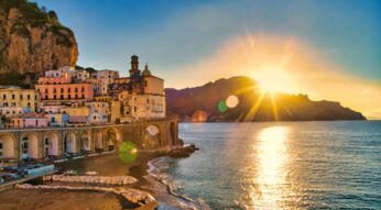 Blick auf den Strand der italienischen Kleinstadt Atrani