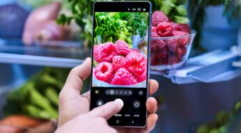Die Kamera-App des Galaxy S25 Ultra macht ein Foto von einer Schüssel Himbeeren