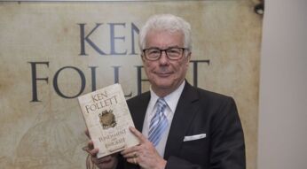 Ken Follett posiert mit seinem Buch "Das Fundament der Ewigkeit" auf der Frankfurter Buchmesse.