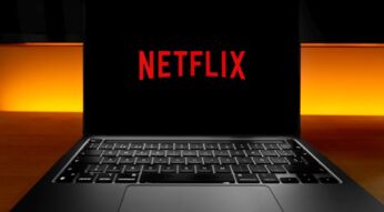 Das Netflix-Logo ist auf einem MacBook abgebildet.