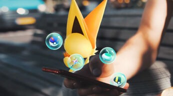 Ein Vicitini auf einer Parkbank neben seinem Trainer in Pokémon GO