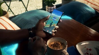 Eine Person hält ein Smartphone in der Hand und spielt Pokémon GO