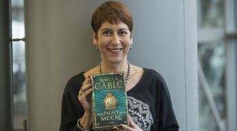 Rebecca Gable, Autorin der Waringham-Saga, posiert mit ihrem Buch "Der Palast der Meere" auf der Frankfurter Buchmesse 2015