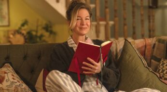 Renee Zellweger als Bridget Jones auf der Couch in "Bridget Jones 4 streamen".