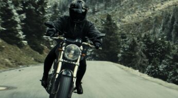 Anna Maria Mühe auf einem Motorrad in Staffel 2 von "Totenfrau"
