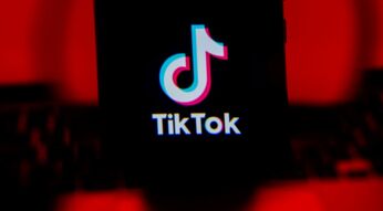 Das Logo von TikTok ist auf einem Smartphone zu sehen.