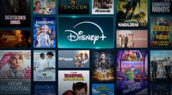 Auf dem Bild zur Disney+ Vodafone Werbung sind verschiedene Serien- und Filmcover aufgelistet, darunter Die Eiskönigin II, The Mandalorian, Indiana Jones, Grey's Anatomy und Alles steht Kopf 2. In der Mitte des Bildes befindet sich das leuchtende Disney+ Logo auf blauem Hintergrund, das von den Covern umrahmt wird.
